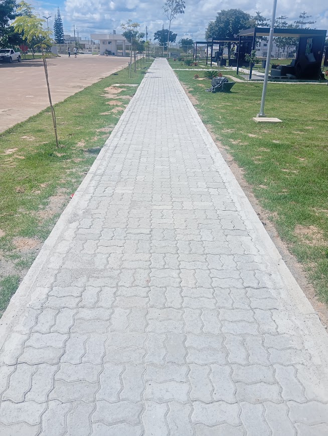 Calcada de blocos intertravados em fase de acabamento